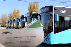 Elevii din învăţământul preuniversitar obligatoriu care frecventează cursurile în bucureşti vor beneficia de gratuitate la utilizarea mijloacelor de transport ale societăţii de transport bucureşti (fostă ratb), conform unui proiect de hotărâre care urmează să fie dezbătut în şedinţa de miercuri a consiliului. Stb A Inceput Distribuirea Cardurilor Gratuite Pentru Pensionari Libertatea