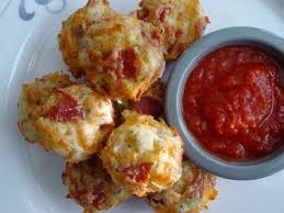 Les Delicieux Muffins De Pizza Dont Raffolent Les Sportifs De Salon Recipe Recipes Food Pizza Bites