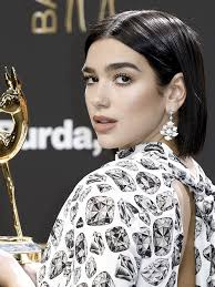 Vuoi vedere taglio capelli sulle spalle? I Tagli Medi Per Capelli Lisci Vanity Fair Italia