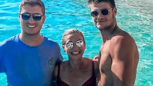 Maybe you would like to learn more about one of these? Lorella Cuccarini Compie 55 Anni La Dolce Sorpresa Di Marito E Figli Sono Una Ragazza Fortunata