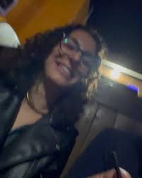 E ora cosa rimane? Riesci a guardarmi negli occhi? Cosa deve succedere  ancora là fuori che davvero ti tocchi? A che serve studiare le tesi  politiche, critiche e poi tutto questo sapere,