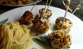 Râper le zeste d'un citron; Boulettes De Poulet Zeste De Citron Et Noix De Cajou Cuisine Gourmande A Partager Alors Ramene Ta Fraise