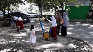Maybe you would like to learn more about one of these? Taman Balai Kota Diserbu Anak Sd Seusai Sekolah Pada Hari Pertama Tribun Jabar