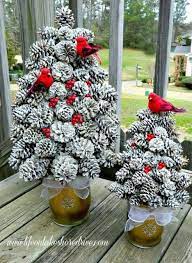 10 diy noël pour s'occuper en attendant le 25 décembre, et occuper nos enfants quand il fait moche et froid dehors ! 22 Sapins D Exterieur A Fabriquer Soi Meme Decoration Noel Deco Noel Noel Bricolage Decoration