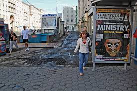 У нас тоже все плиткой выкладывают. Byudzhet Osvoen V Moskve Sobyaninskuyu Plitku Snova Menyayut Na Asfalt Foto