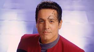 Star Trek: Voyager's Robert Beltran Landed Chakotay Without Any Knowledge  Of The Franchise