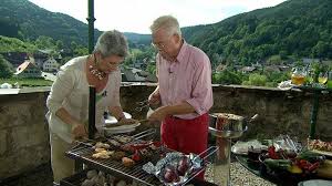 Martina Und Bernd Stehen Am Grill Und Bereiten Teller Zu Bildquelle Wdr Martina Und Moritz Sommer Grillen Rezepte Grillen