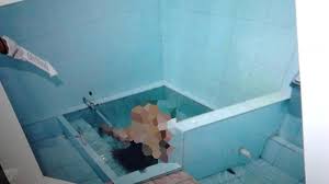 Bak mandi dengan bahan teraso atau yang mirip seperti marmer seperti ini memberikan efek mewah pada kamar mandi. Pelaku Rendam Mayat Hayriantira Ke Kolam Air Panas Di Kamar Mandi Tribunnews Com Mobile