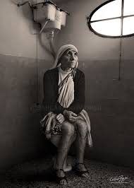 Lavabo de haute qualité et avec emballage solide, pour vous assurer de recevoir le meilleur poduit meuble lave main à suspendre : Mother Teresa Di Calcutta Horror Vintage Mother Teresa Toilet Art Lithography Art