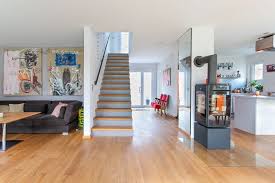 Offener Wohnbereich Mit Treppenaufgang Aus Dem Wohnraum In Einer Modernen Stadtvilla Im Bauhausstil Treppe Haus Wohnung Innenarchitektur Offene Wohnraume