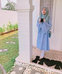Hubungan rumah tangga mereka diambang perceraian. Tampil Tetap Manis Dan Modis Dalam Balutan Gamis Dan Hijab Segiempat Syar I Ala Larissa Chou Yuk