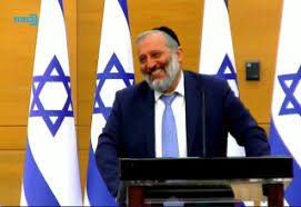 לא זו בלבד שלפיד לא מדייק באשר לדמיון בין שני החוקים, וזה בלשון עדינה (ראו מסגרת), הוא אפילו מתכוון ליצור תקדים שלא זכור בכנסת: Renejjl Eeqidm