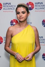 Almost four years after temporarily going blonde, natural brunette selena gomez is back to blonde—and you need to see it. Selena Gomez S First Rule As A Blonde The Lighter The Hair The Darker The Brows Vogue