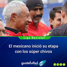 Xelajú 2002-3: Daniel el Travieso Pedroza, el Super Chivo, José Crispín,  Oscar Samayoa, Luis Armando Trigueño Foster, Leonardo Svagher. Abajo:  Néstor Soria, Hugo Guerra, René Villavicencio, José el Pepillo Juárez,  Mauricio Risso,