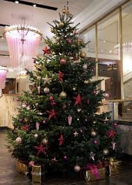 Weihnachtsbaum In Der Marmorhalle Vom Hotel Reichshof In Hamburg Weihnachtsbaum Urlaub Dekorieren Christbaumkugeln