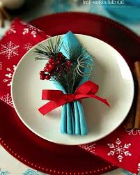 C'est également très simple avec une serviette de papier de la couleur de votre choix, vous suivez les étapes de la vidéo pour réaliser une pomme de pin en 30 secondes. 8 Idees De Pliages De Serviettes Pour Noel Pliage Serviette Papier Noel Plier Serviette De Table Pliage Serviette