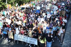 Les marches pour le climat apparaissent dans les années 2010. Poitiers Un Millier De Jeunes En Marche Contre Le Rechauffement Climatique