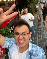 某一次的出國旅行發現另一伴一直在戳手機往上☝️滑，一探究竟原來是寶可夢，好像是發行很久的遊戲，對一直滿抗拒手遊的我來說感覺沾上就會花很多時間在上面；聊著聊著感覺是可以為新感情添增共同語言的媒介也挺好的💡  接著從下載、摸索、發問到走啊～去抓那個那個那個 ...