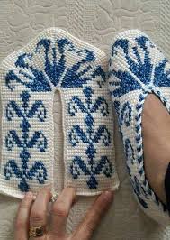 Kufer Z Artystycznym Rekodzielem Kapcie Botki Sandaly Bambosze Wzory Crochet Shoes Pattern Fingerless Gloves Crochet Pattern Diy Crochet Slippers