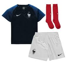 Nos maillots sont conçus pour vous accompagner sur le terrain de foot, à l'entrainement comme en match. Maillot Equipe De France 2 Etoiles Enfant Football Short Foot Mbappe Griezmann Maillot Idees De Maillot Maillot Mode Trunks Swimwear Fashion
