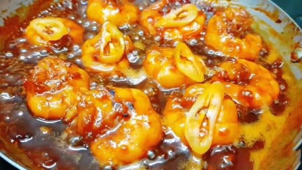 Cách làm tôm kho mặn đậm đà cho bữa ăn thêm ngon miệng bắt cơm
