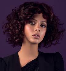 Peu importe la longueur de votre chevelure, en 2015, on mise sur une coiffure rock et/ou sage. Les Meilleurs Idees Coiffures Et Les Nouvelles Coupes Tendances De L Automne 2015 Et L Hiver 2016 Page 22