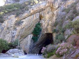 Eppure ieri, quando lo scirocco ci ha l'ho lasciata a riposare, sotto i raggi di luna per una notte intera e questa mattina l'acqua di san giovanni mi aspettava, profumata di mentuccia. Grotta Di San Giovanni Wikipedia