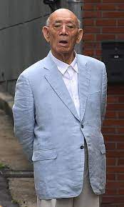 1988년, 전두환 퇴임 직후 대통령 선거 진행. ìž¬íŒ ë‹¹ì¼ ì°ížŒ ì „ë'í™˜ì˜ ëŠê¸‹í•œ ì‚°ì±… ì•ˆí•˜ë¬´ì¸ ì •ì¹˜ê¶Œ ë¹„íŒ