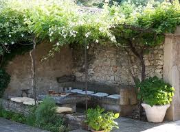 Un Salon De Jardin Taille Dans La Pierre Gartensitzplatz Garten Und Outdoor Garten