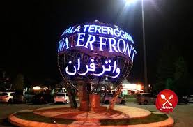 Sampah macam sengaja dibiarkan berselerak dan bertimbun. Zie S Corner Restoran Western Popular Di Kuala Terengganu