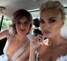 Η αλεξάνδρα παναγιώταρου αποκαλύπτει τις χάρες της στην ψαρρού και προκαλεί… ιδρώτα. Pantreythke H Ale3andra Panagiwtaroy Toy My Style Rocks Eikones Zwh Iefimerida Gr