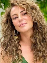 Paolla oliveira was born in são paulo, são paulo state. Paolla Oliveira Exibe Fios Cacheados Ao Apresentar Novo Visual
