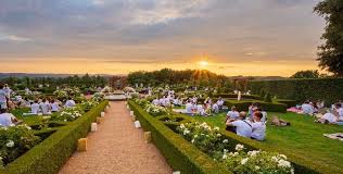 Le jardin de verdure, niché au coeur du périgord noir, se décline dans toutes les teintes de vert : Pique Nique Blanc En Nocturne Jardins Du Manoir D Eyrignac Dordogne