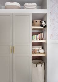 Tolle Keine Kosten Mid Century Nursery Makeover Room For Tuesday Strategien In 2020 Einen Kleiderschrank Bauen Ikea Pax Kleiderschrank Eingebauter Kleiderschrank