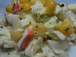 салат с пекинской капустой и красной рыбой и сухариками Salat Iz Pekinskoj Kapusty S Krabovymi Palochkami I Ananasami Recepty S Foto