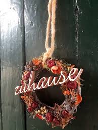 Kleiner Turkranz Herbstfarben Wanddeko Schriftzug Zuhause Mit Bildern Herbstfarben Herbst Farben Weidenkranz