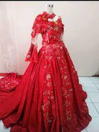 Namun tidak menutup kemungkinan bahwa warna lain seperti merah bata, biru dan kuning juga bisa dipakai. Baju Kahwin Merah