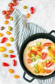 Tagliate la pancetta a dadini (4) e aggiungetela alla pasta, unite anche la scamorza, sempre tagliata a pezzetti, e mescolate.(5) scaldate l'olio in una padella antiaderente, versateci pasta e cuocete a fuoco basso: Pizza In Padella Senza Lievitazione Tutti I Trucchi Per Prepararla In 5 Minuti