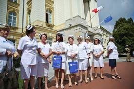 W osiemnastu miejscach stolicy pielęgniarki i położne reprezentujące związki zawodowe 16 regionów z całego kraju wyjdą na ulice. Protest Pielegniarek W Warszawie Radiomaryja Pl