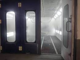 Il frontale, a tre ante ad apertura totale con porta di servizio laterale, è inserito in una struttura interamente composta da pannelli in lamiera plastificata a doppio foglio, con interposto coibente termoacustico. Cabina Di Verniciatura Saima Italy Beta Macchinari Usati Exapro