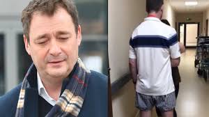 Unika ludzi, odwiedzają go tylko najbliżsi prowadzący. Jacek Rozenek Pokazal Poruszajace Nagranie Z Poczatkow Rehabilitacji Stoje Sam I Usiluje Utrzymac Rownowage Bardzo Trudne