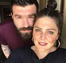 Τη δανάη μπάρκα και το σύντροφό της πάνο αδαμόπουλο τσάκωσε ο φακός του youweekly και μας χάρισε μία αποκλειστική φωτογραφία τους από την πρώτη κοινή τους έξοδο ύστερα από την πρόσφατη επανασύνδεσ. Danah Mparka Panos Adamopoylos Einai 3ana Mazi Fthis Gr