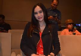 Mereka telah telah dikaruniai seorang putri bernama arabella. Nikahi Aura Kasih Eryck Amaral Ucap Ijab Kabul Dengan Bahasa Indonesia Tabloidbintang Com
