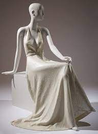 Benannt nach dem amerikanischen designer roy halston frowick, schafft die h by halston kollektion eine glamouröse verbindung. Von Halston Bis Raf Simons Wenn Business Die Kreativitat Erdruckt