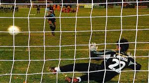 Mucho roce e imprecisión en el gramado del david arellano. Las 3 Singularidades Del Titulo De La U En El Apertura 2004 As Chile