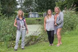 Het zijn kleine, gedrongen vogels met een relatief krachtige snavel. Gouden Jubileum Vereniging Vrije Vogels Midwoud Geen Dressc Noordhollandsdagblad