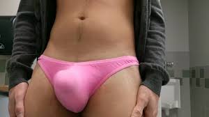 Montrant mon bossoir de string rose dans la salle de villégiature de gym