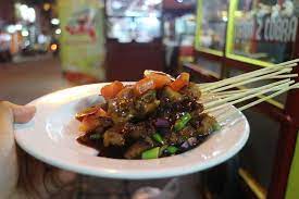 Peranan pasar bagi pembangunan peranan pasar bagi pembangunan adalah menunjang kelancaran pembangunan yang sedang berlangsung. 10 Makanan Yang Dijual Saat Malam Di Pasar Lama Tangerang Halaman All Kompas Com