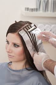 как сделать омбре в домашних условиях на короткие волосы Rabota Tonkaya I Kropotlivaya Ee Nado Postaratsya Sdelat Lovko I Bystro Tak Kak Sostav Nachinaet De Folgi Dlya Volos Okraska Volos V Stile Ombre Cvetnye Volosy