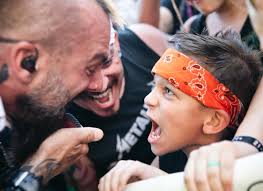 The future generation of metal music fans. 📸 @manalivecreative  #killswitchengage #jesseleach